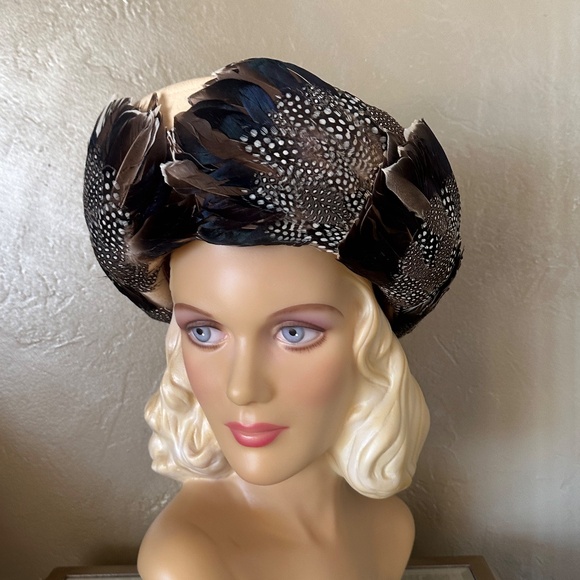 OUTSTANDING 1970's DESIGNER IVORY FELT HAT + MULTICOLORED FEATHERS ON  BRIM - Picture 4 of 13